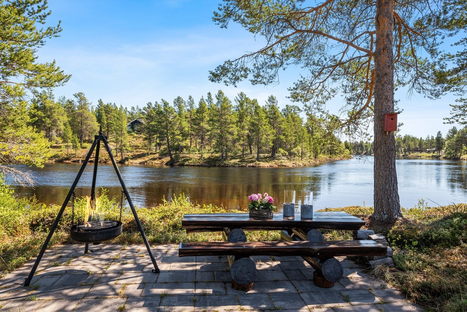 Nede ved vannet er det etablert en hellelagt, lun uteplass. Her kan man stå tørrskodd og prøve fiskelykken. Galleribilde