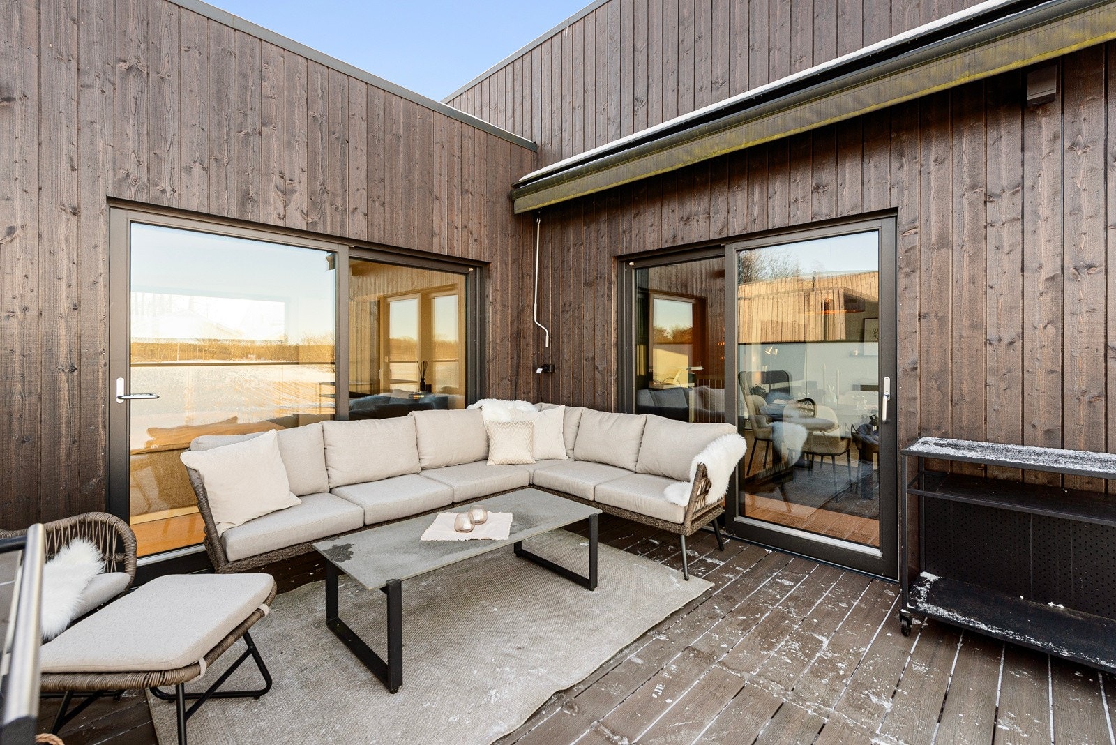 Utgang via skyvedør til romslig vestvendt veranda på ca. 15 kvm Galleribilde