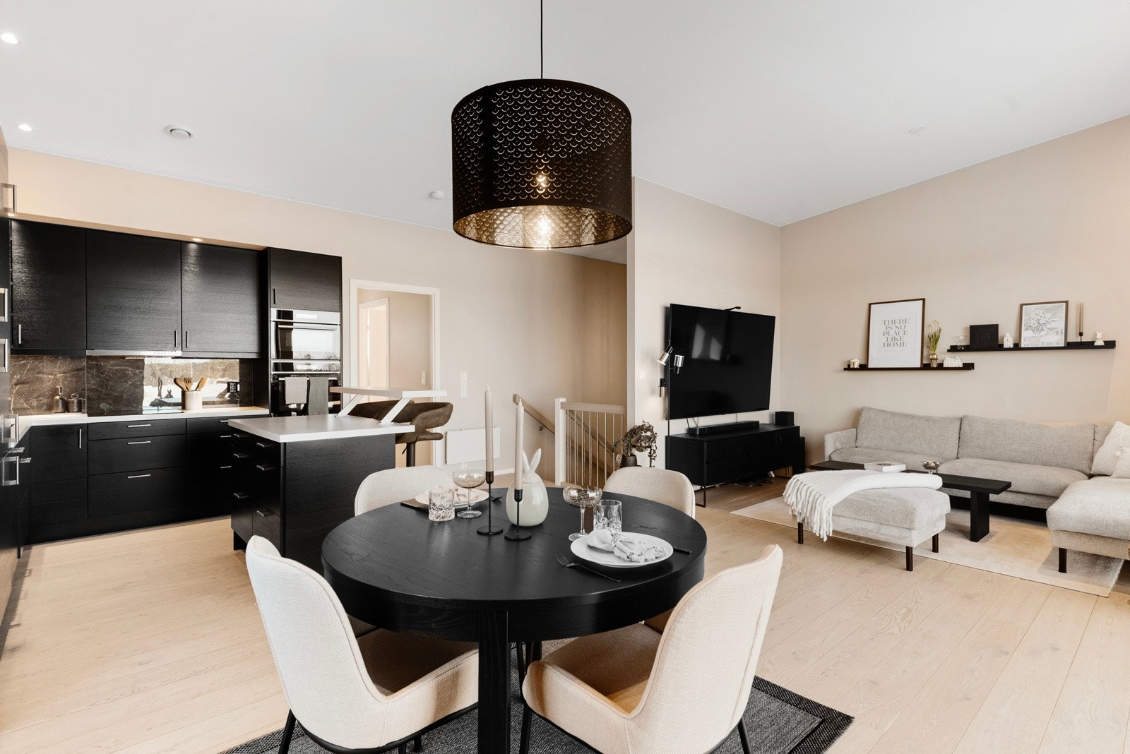 Videre inn mot stuen Galleribilde