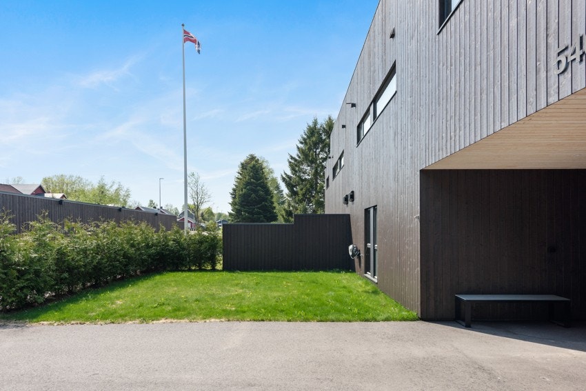 Utgang fra soverom til lun og fin hage mot vest Galleribilde