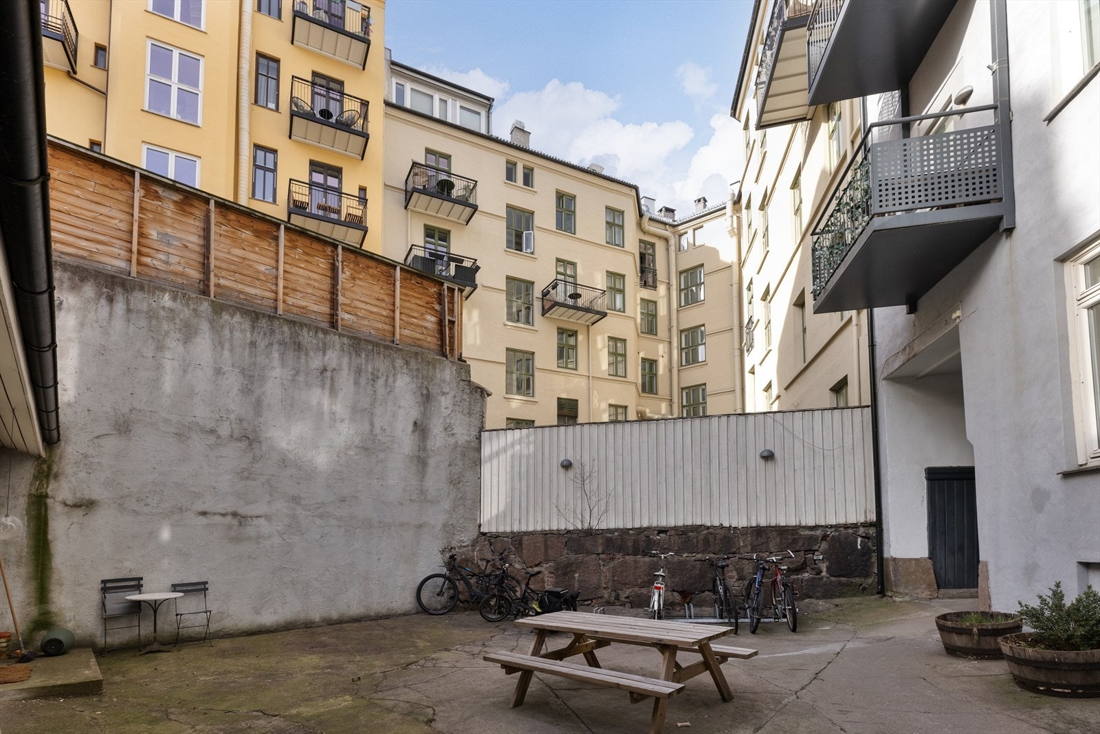Hyggelig og rolig bakgård med sitteplasser og sykkelparkering. Galleribilde