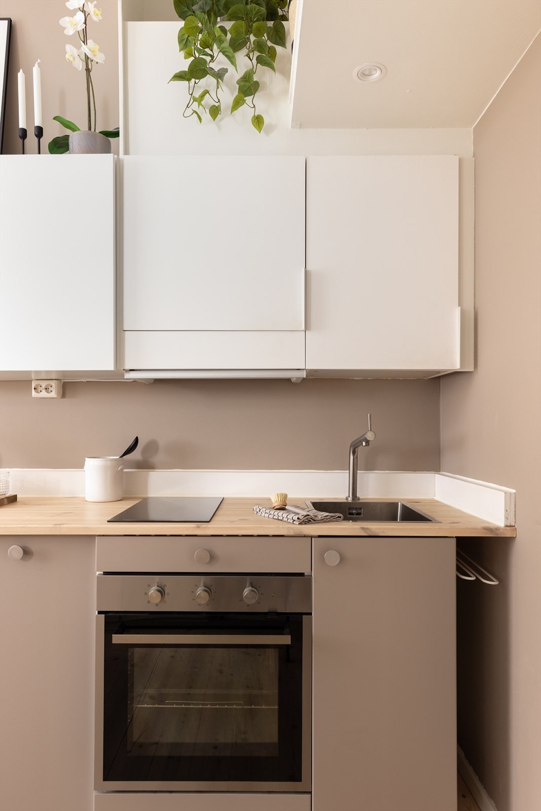 Integrerte hvitevarer med 2-soners induksjon platetopp, stekeovn, kjøleskap og 45 cm oppvaskmaskin. Galleribilde