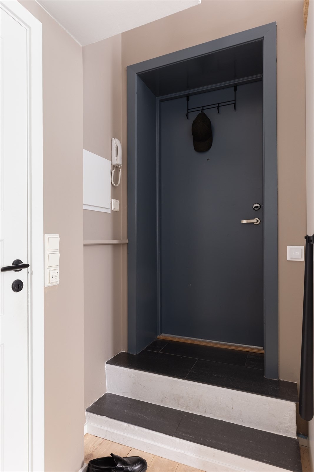 Velkommen inn! Her kan du henge fra deg yttertøy og sko. Galleribilde