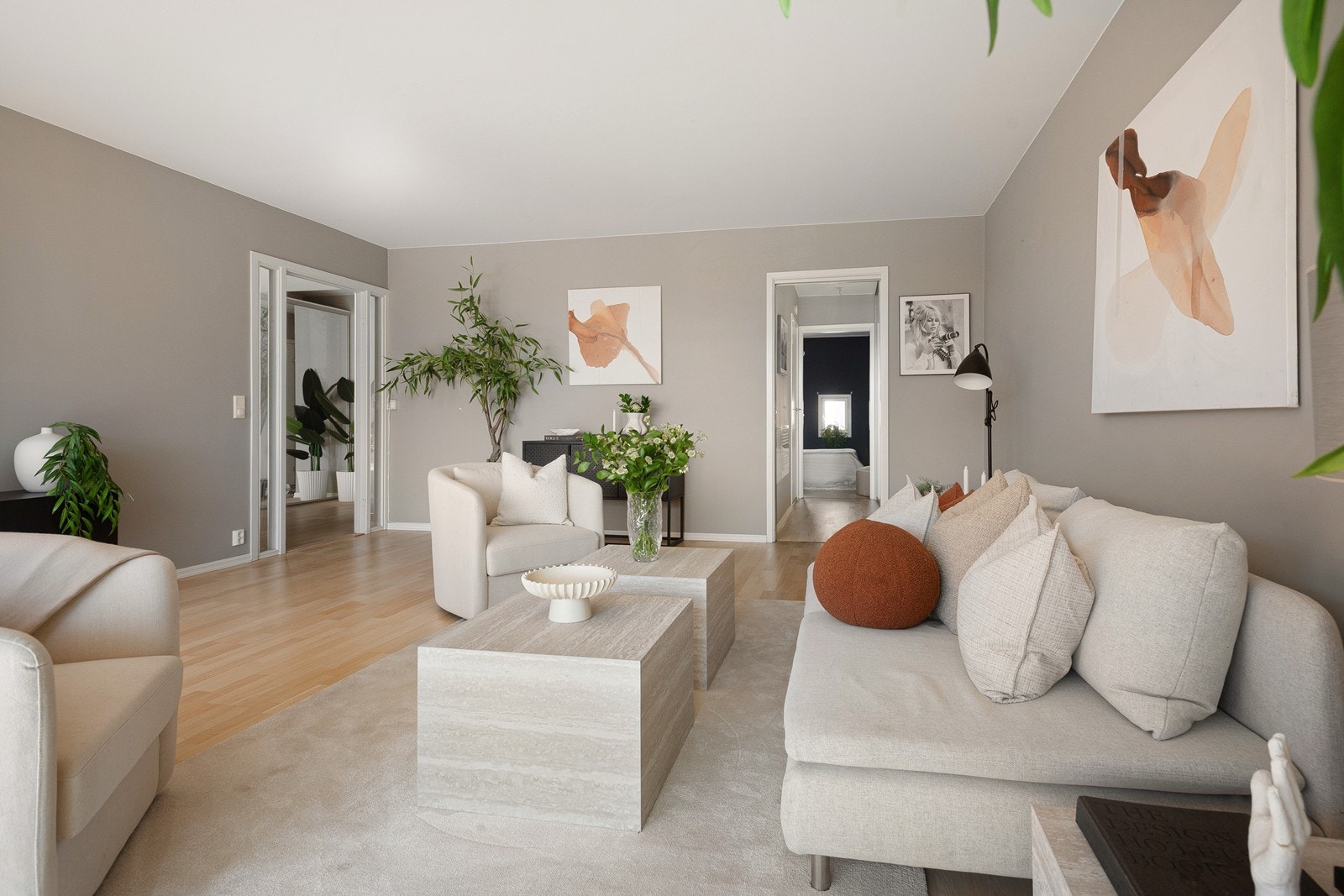 Godt med plass til både sofagruppe og spisebord Galleribilde