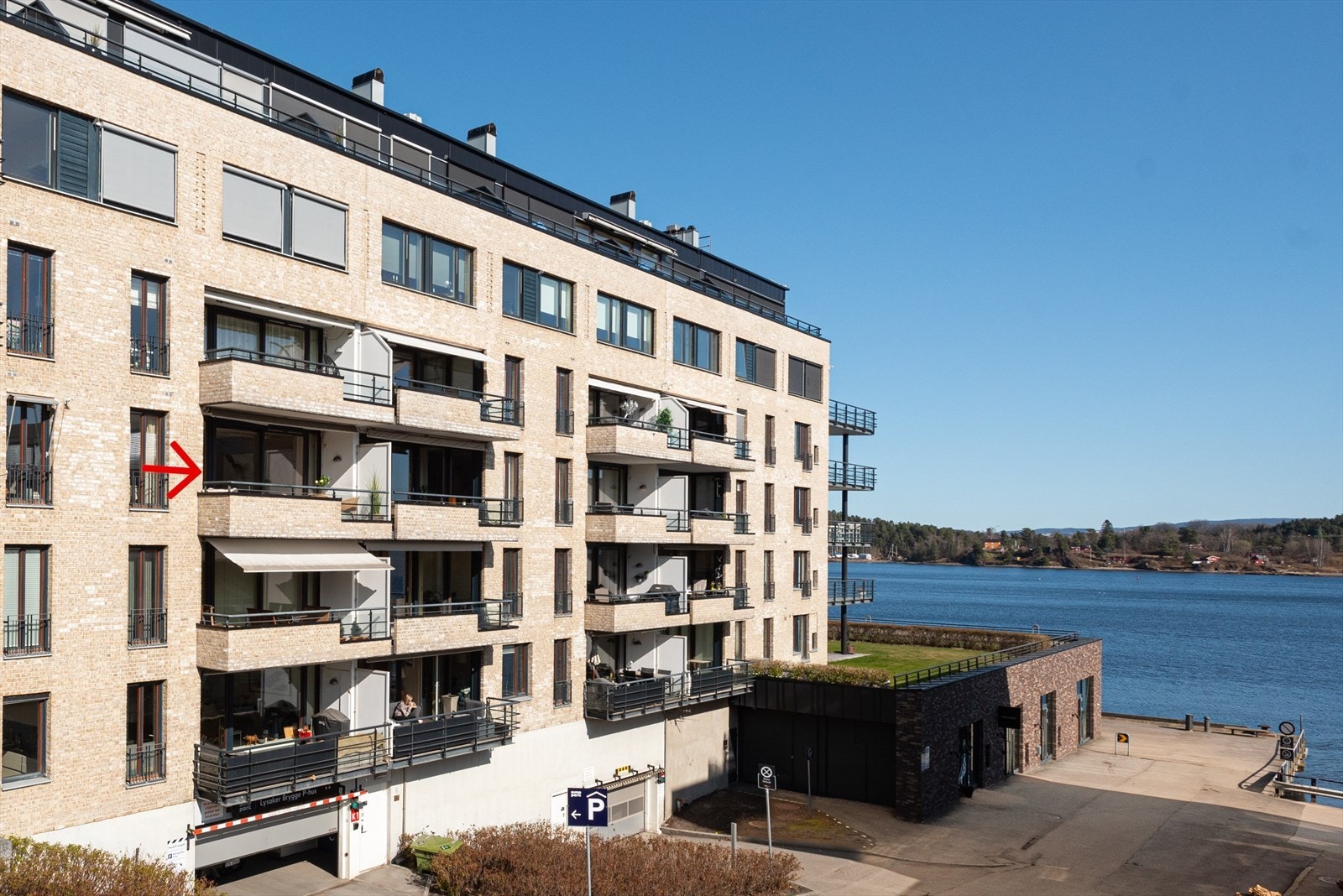 Idylliske Lysaker Brygge med sjøen som nærmeste nabo Galleribilde