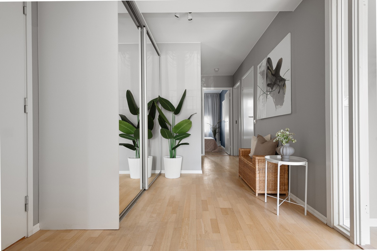 Innbydende entré med stor skyvedørsgarderobe Galleribilde