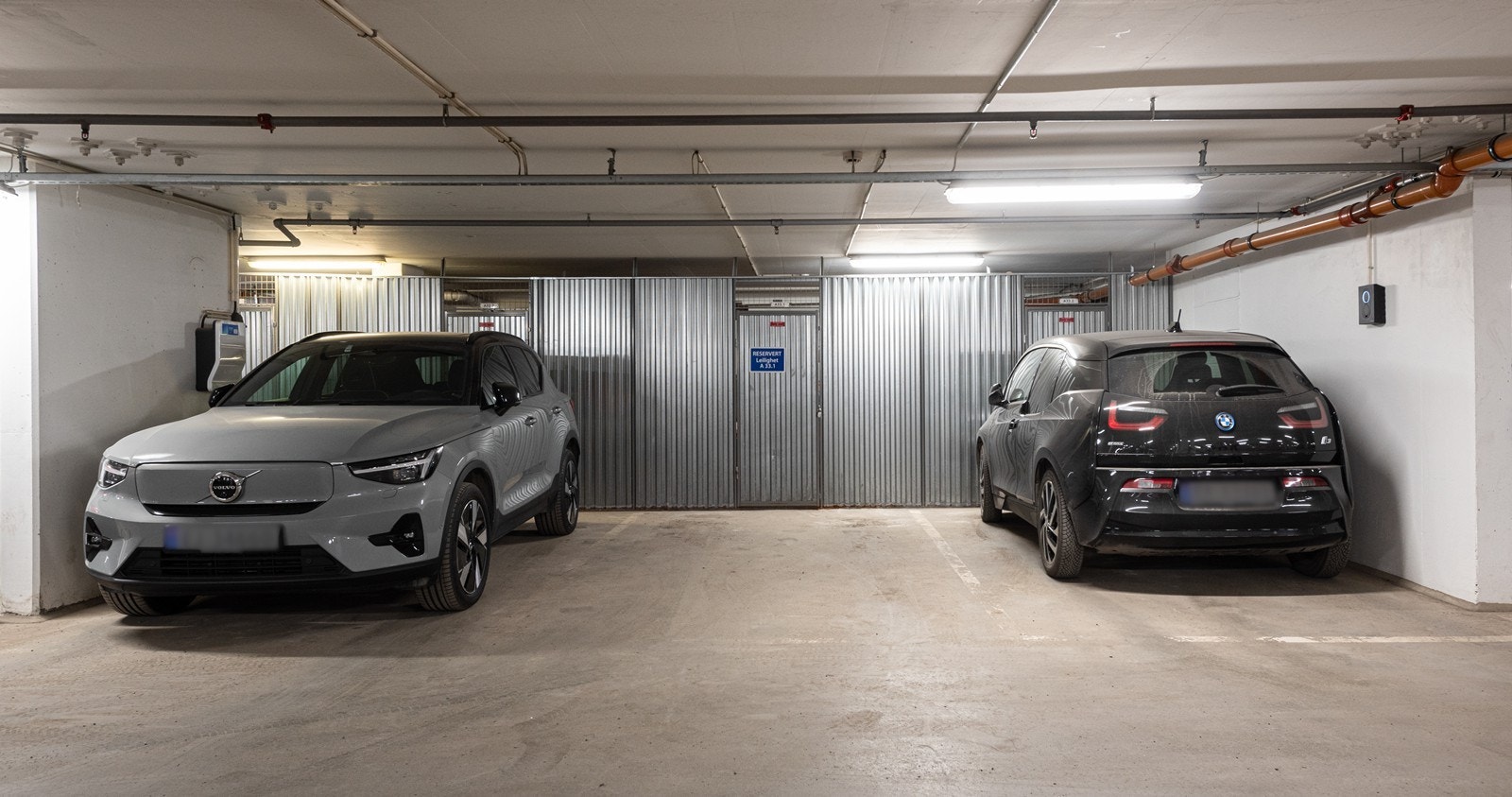 Garasjeplass nr. I. Romslig bod i bakkant av garasjeplassen. Galleribilde