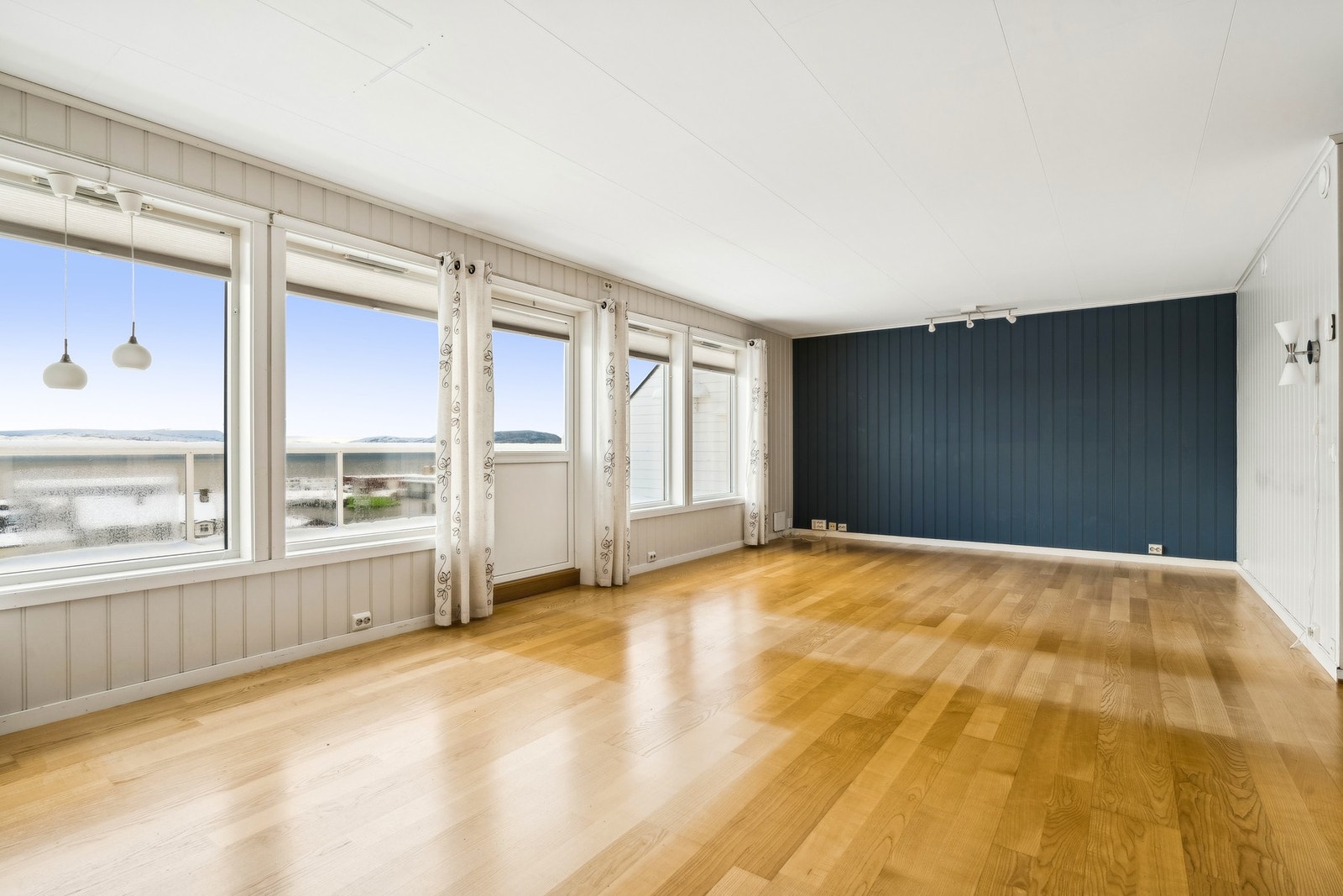 Store vindusflater som slipper inn masse naturlig lys Galleribilde