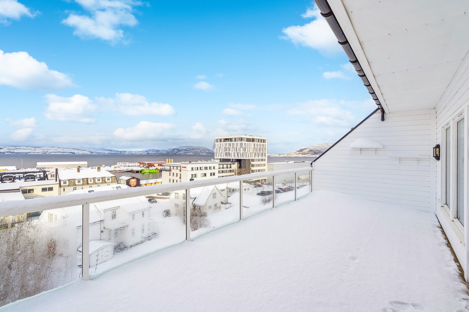 Terrassen er utstyrt med impregnert terrassebord, og rekkverket er laget av aluminium og glass, noe som gir et moderne og stilrent uttrykk // Dette designet sørger for at du kan nyte den fantastiske utsikten i sin helhet Galleribilde