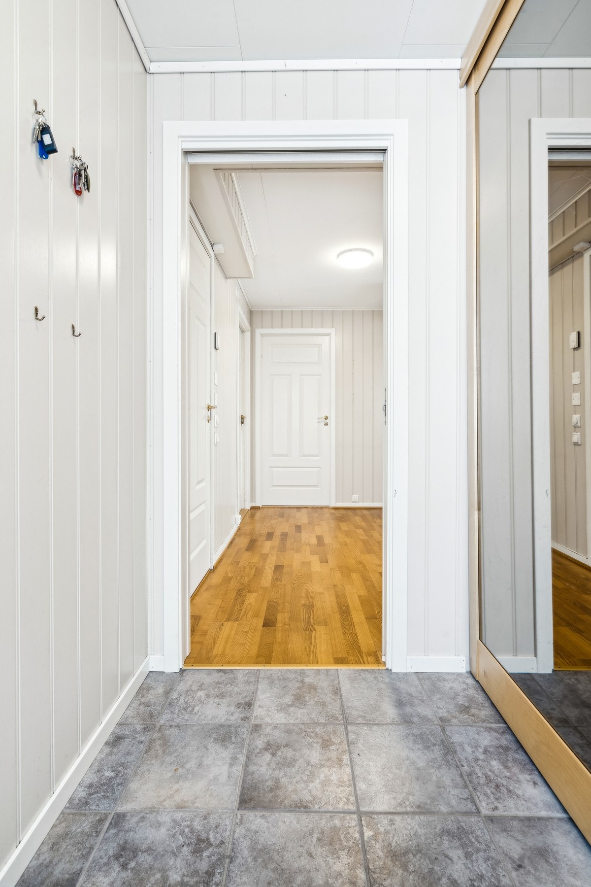 Det er heis i bygget, parkering både ute på oppstillingsplass og i felles garasje Galleribilde