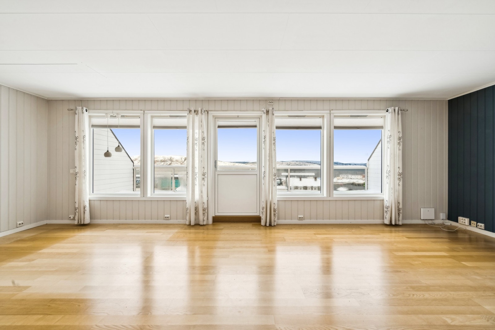 Leiligheten har en nydelig plassering som gir deg panoramautsikt over byen og utover fjorden Galleribilde