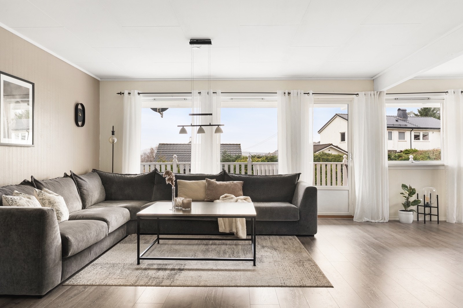 Store vindusflater slipper inn rikelig med naturlig lys. Galleribilde
