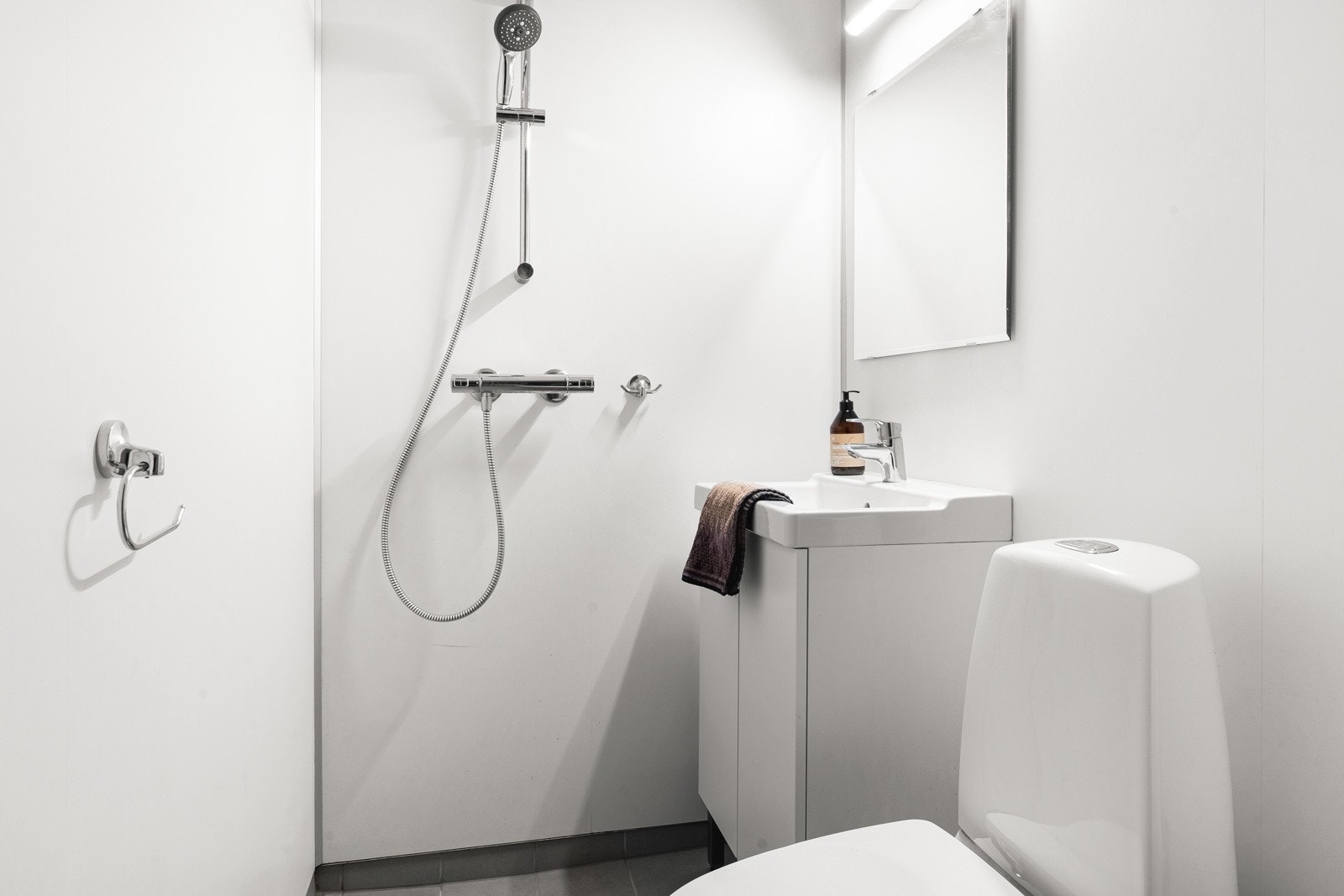 Badet i underetasjen har flislagt gulv med varmekabler og baderomsplater på veggene, samt takplater i himling. Galleribilde