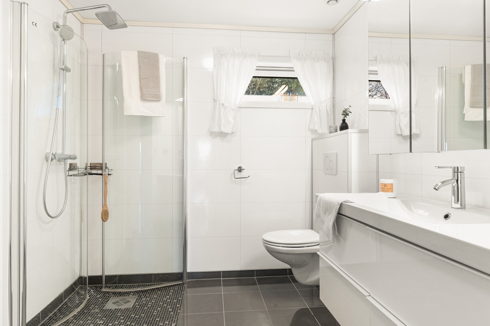 Badet i hovedetasjen har flislagt gulv med varmekabler, samt baderomsplater på veggene. Galleribilde