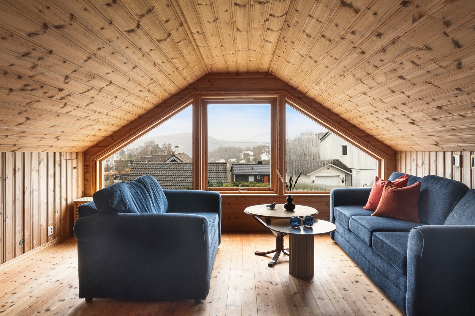 Koselig loftstue med flere innredningsmuligheter. Galleribilde