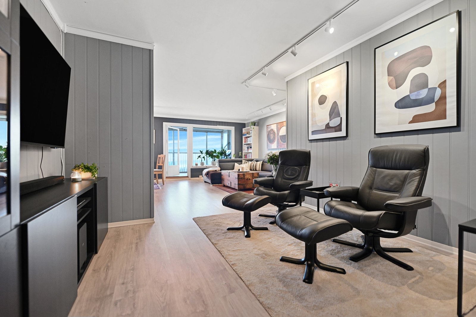 Hele leiligheten ble oppgradert med nye gulv og malte flater i 2021, noe som gir et friskt og velholdt inntrykk. Galleribilde