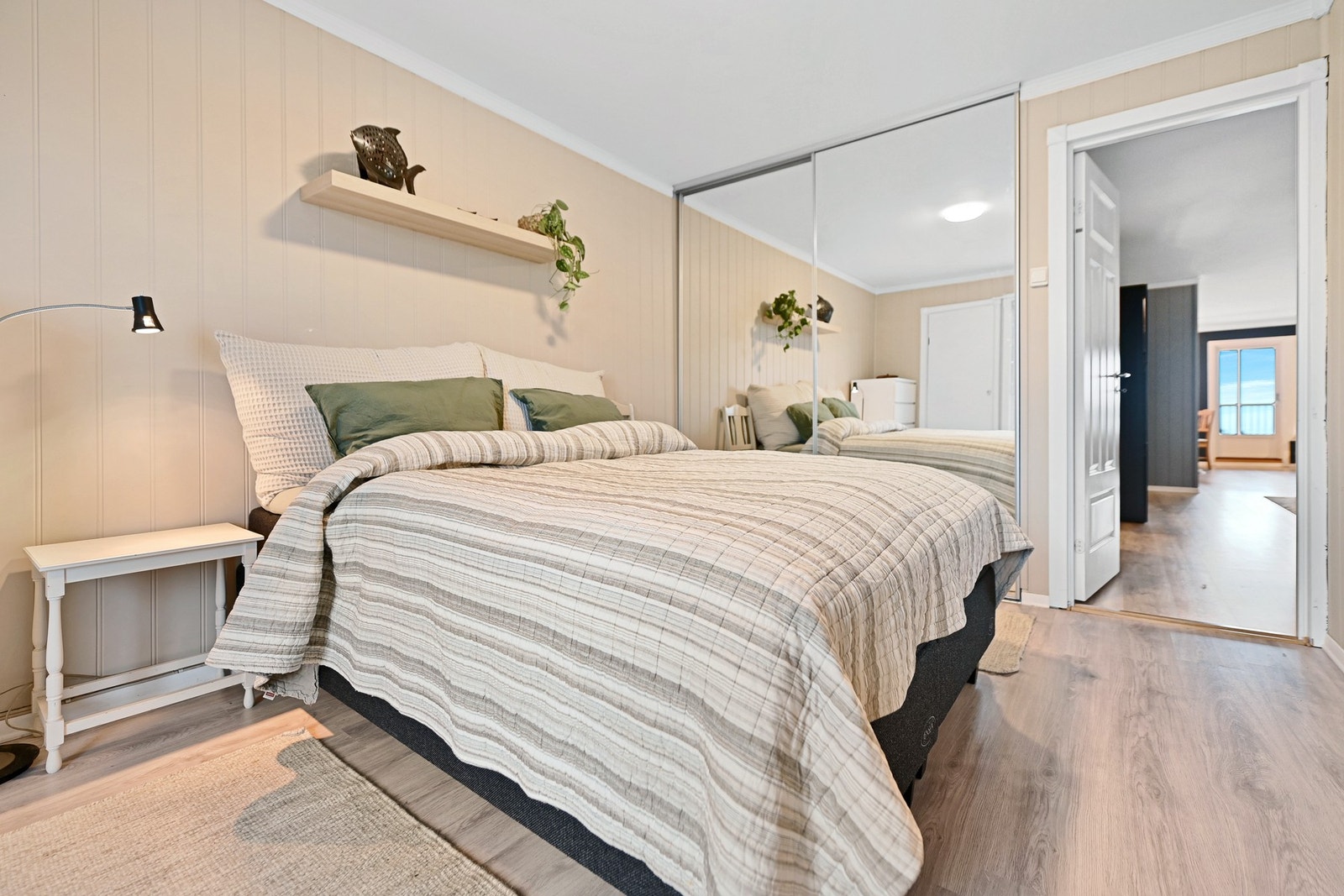 Da planløsningen ble endret byttet hovedsoverommet og kjøkkenet plass. Galleribilde