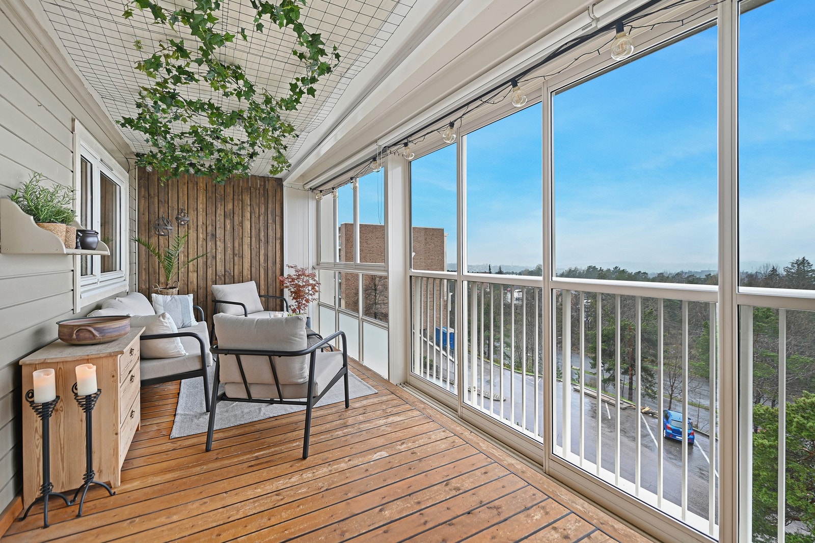 En lun og skjermet uteplass med nydelig utsikt og lite innsyn. Galleribilde