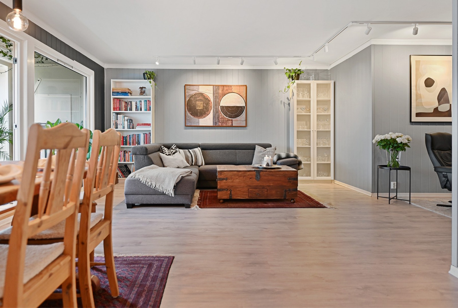 Store vindusflater slipper inn rikelig med lys og gir en imponerende utsikt som blir en del av interiøret. Galleribilde