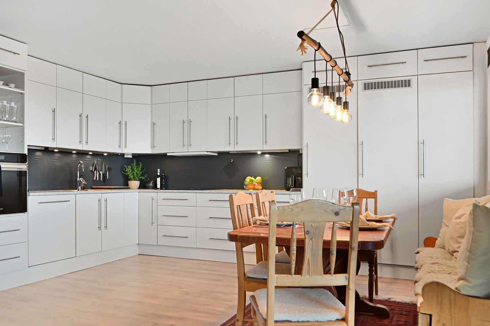 Kjøkkenet er moderne og arbeidsvennlig - med slette fronter, laminat benkeplate og integrerte hvitevarer. Galleribilde