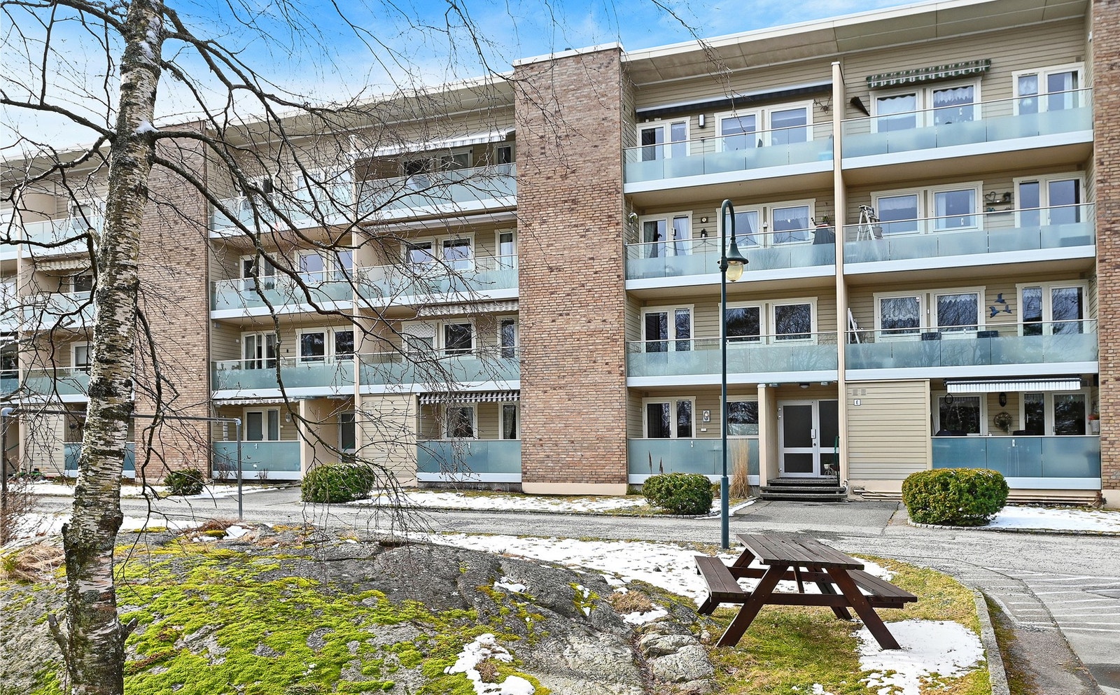 Her får du ikke bare et hjem, men et sted du kan nyte livet - med egen garasjeplass, romslige oppholdsarealer og en innglasset balkong du kommer til å elske. Galleribilde