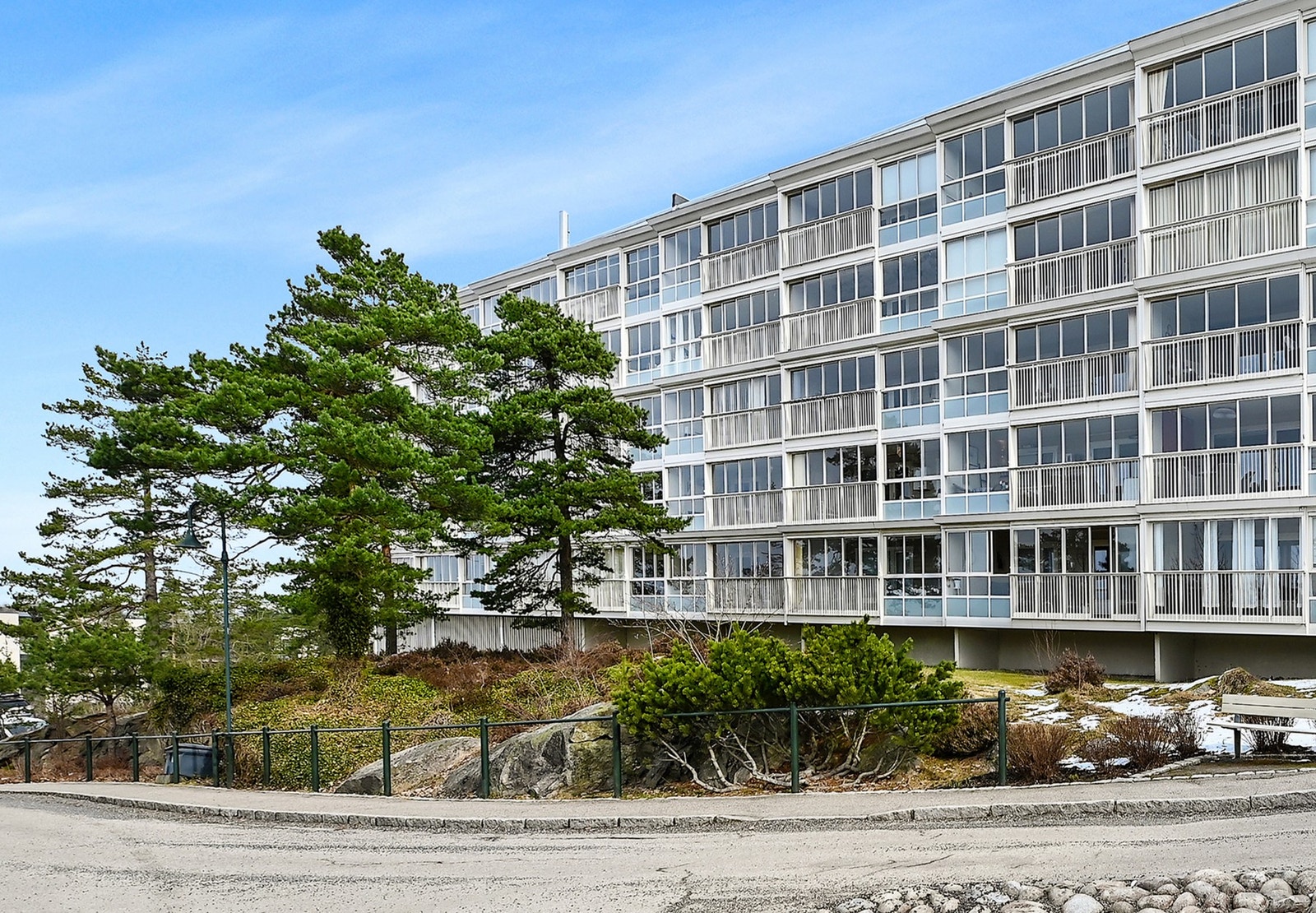 Hele borettslaget er beliggende ved et av de større høydedragene øst for sentrumskjernen av Moss og har av den grunn et luftig og åpent preg. Galleribilde