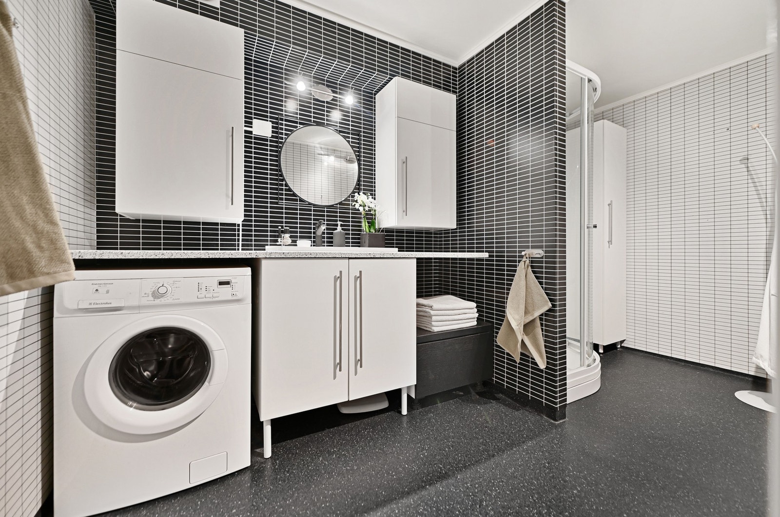 Leiligheten har et romslig og oppgradert bad. Galleribilde