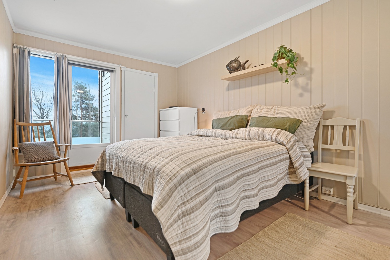 Hovedsoverommet har god plass dobbeltseng og annet møblement. I tilknytting til hovedsoverommet er det en bod, med god plass til det du trenger av klær, vesker og sko Galleribilde