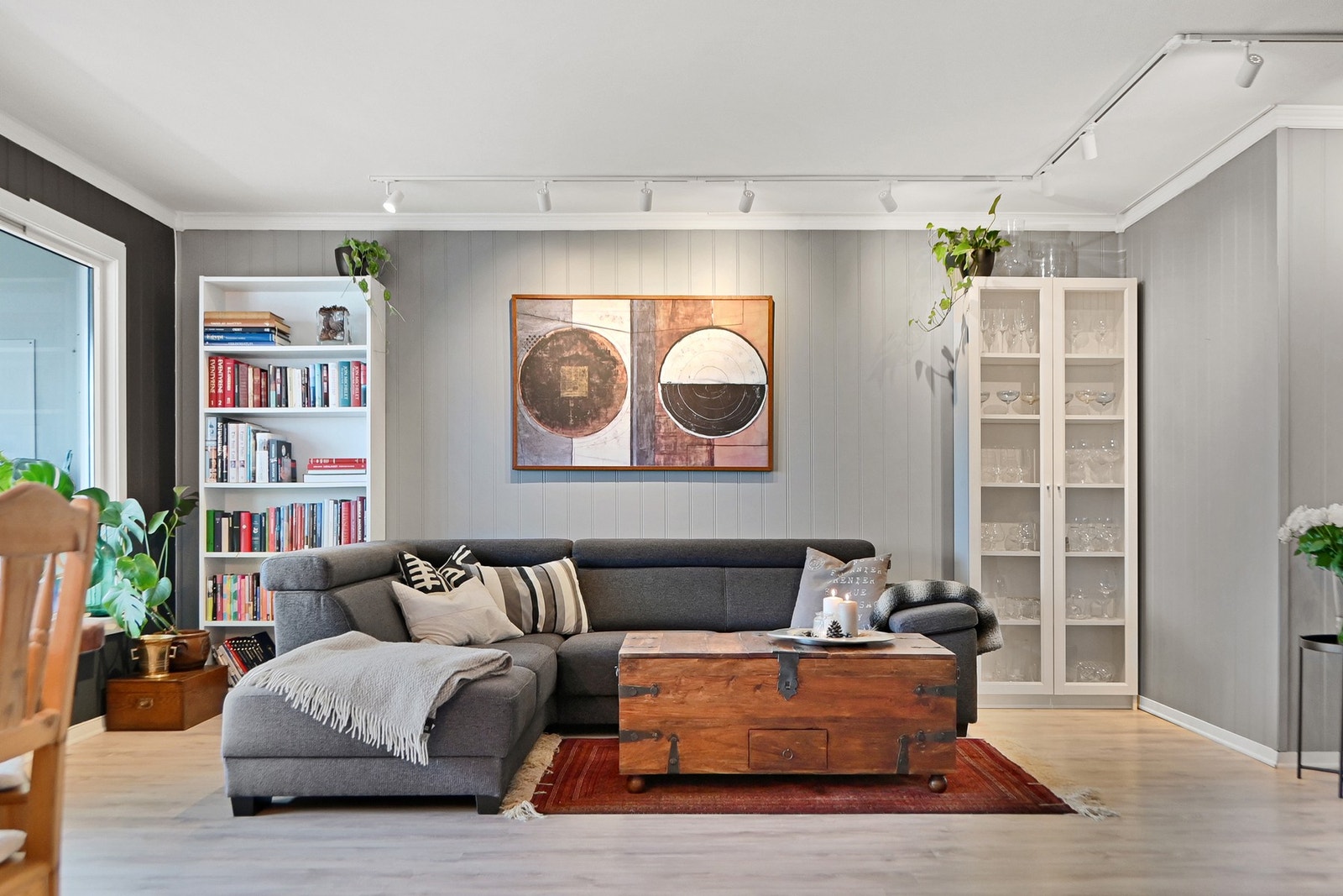 Leiligheten har et fantastisk oppholdsrom.
Kjøkkenet er flyttet fra øst- til vestsiden av leiligheten for en åpen stue- og kjøkkenløsning som gir en større romfølelse samt mer tilgang på lys. Galleribilde