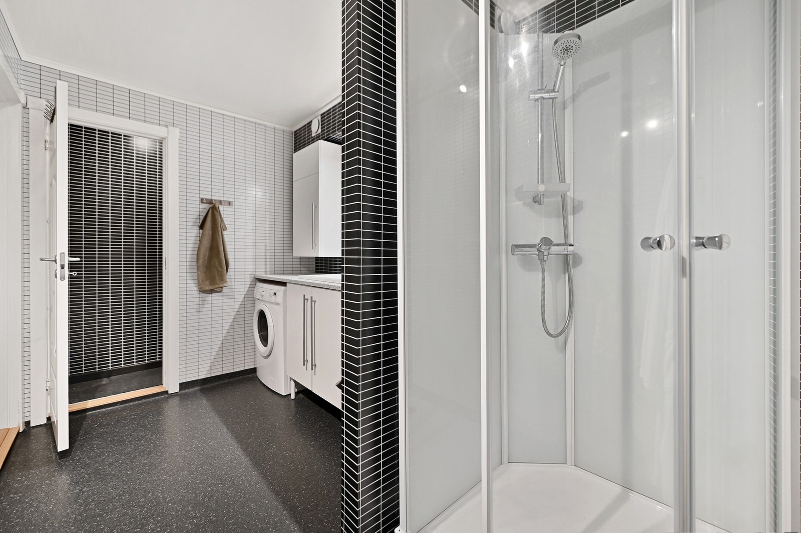 Det tredelte badet er en smart løsning, der man kan bruke alle badets fasiliteter uavhengig av hverandre. Galleribilde