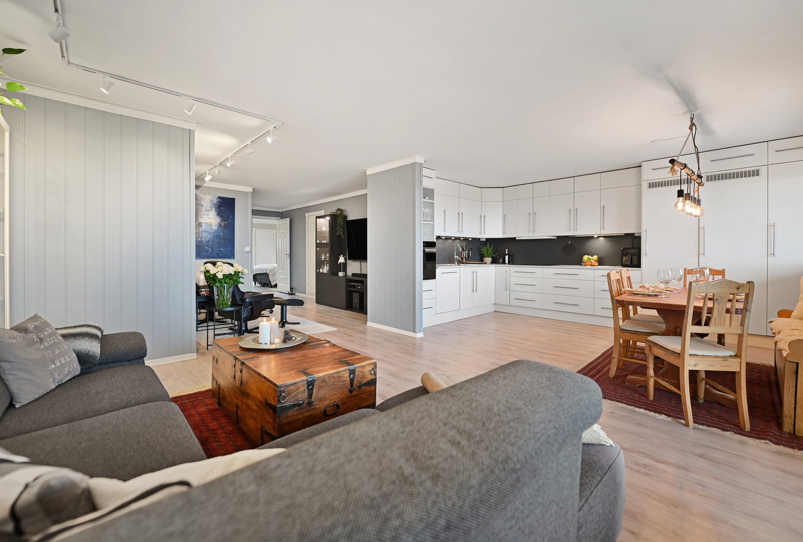 I overgangen mellom kjøkkenet og stuen er det både rom for og naturlig å plassere en spisestue. Galleribilde