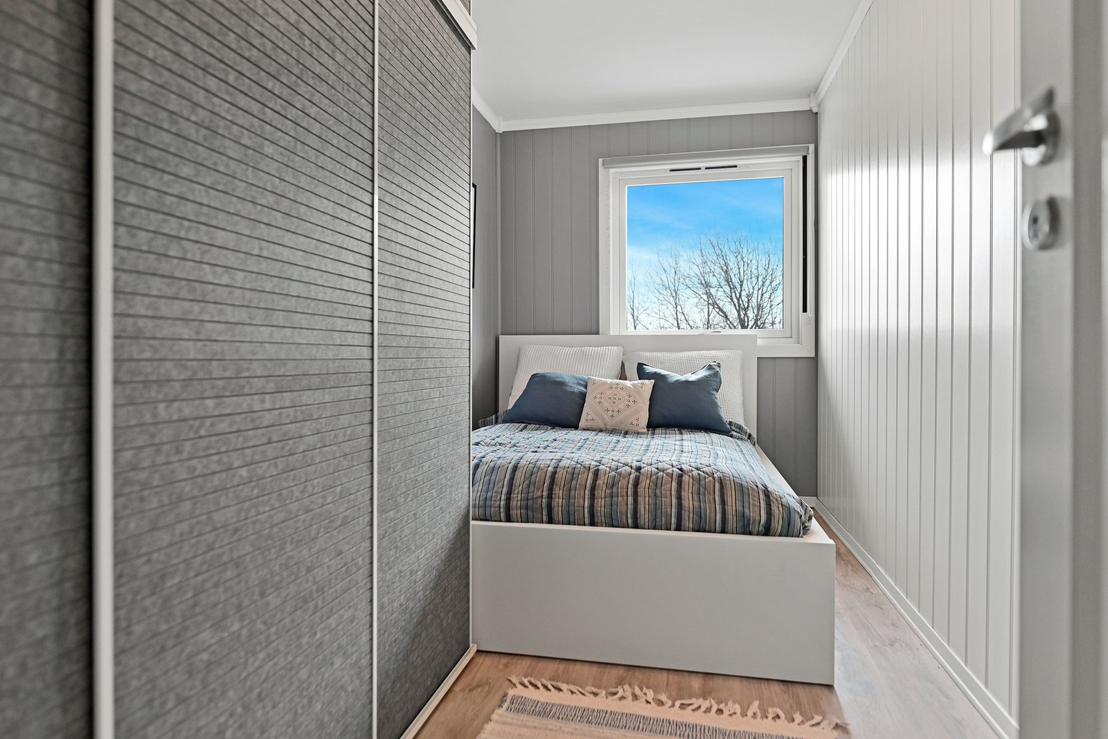 Leiligheten har 3 romslige soverom, malt i moderne farger Galleribilde