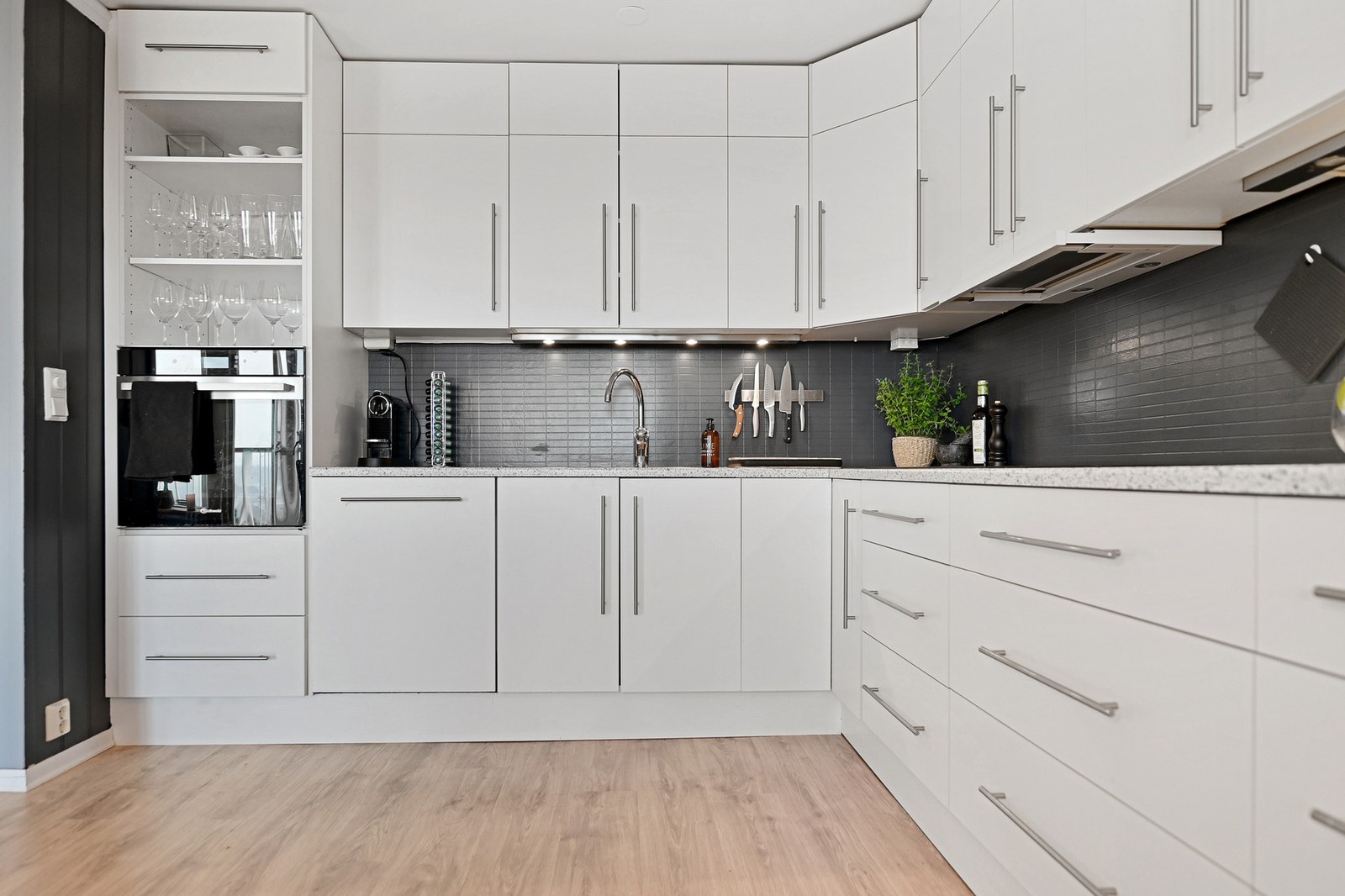 Kjøkkenet byr på god skapplass og fin flyt. Galleribilde