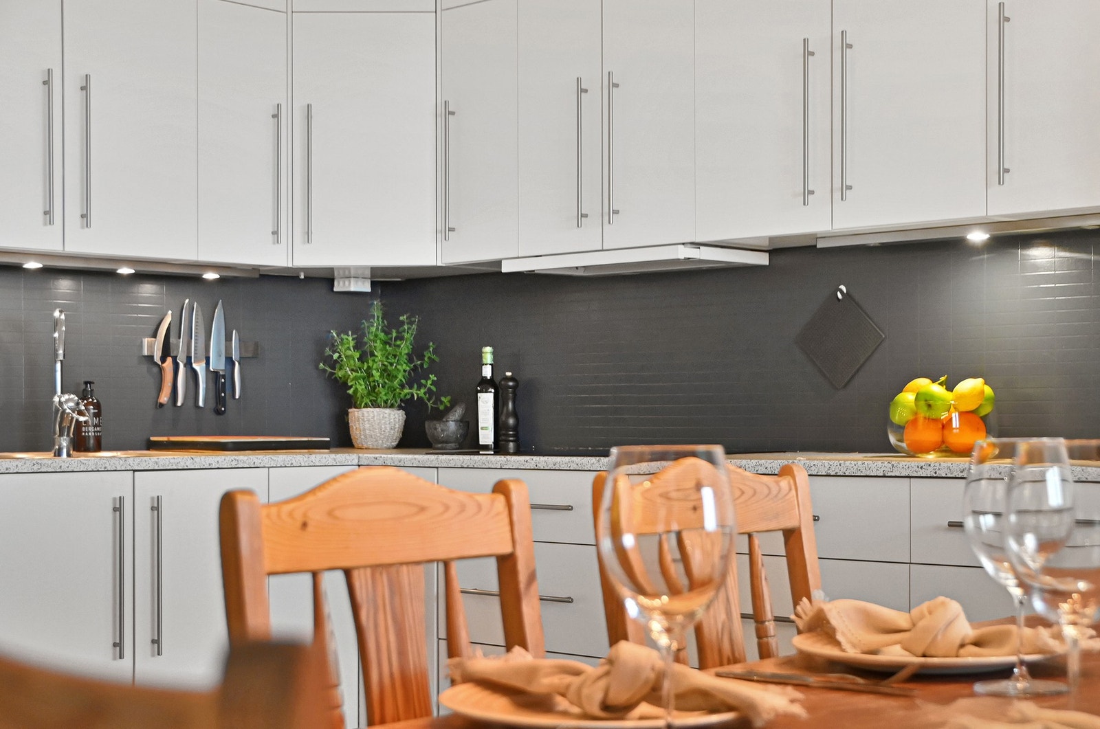 Kjøkkenet ble oppgradert i 2021 med ny kran og stor induksjonstopp som dekker hele kokeplaten - perfekt for deg som liker å lage mat. Galleribilde