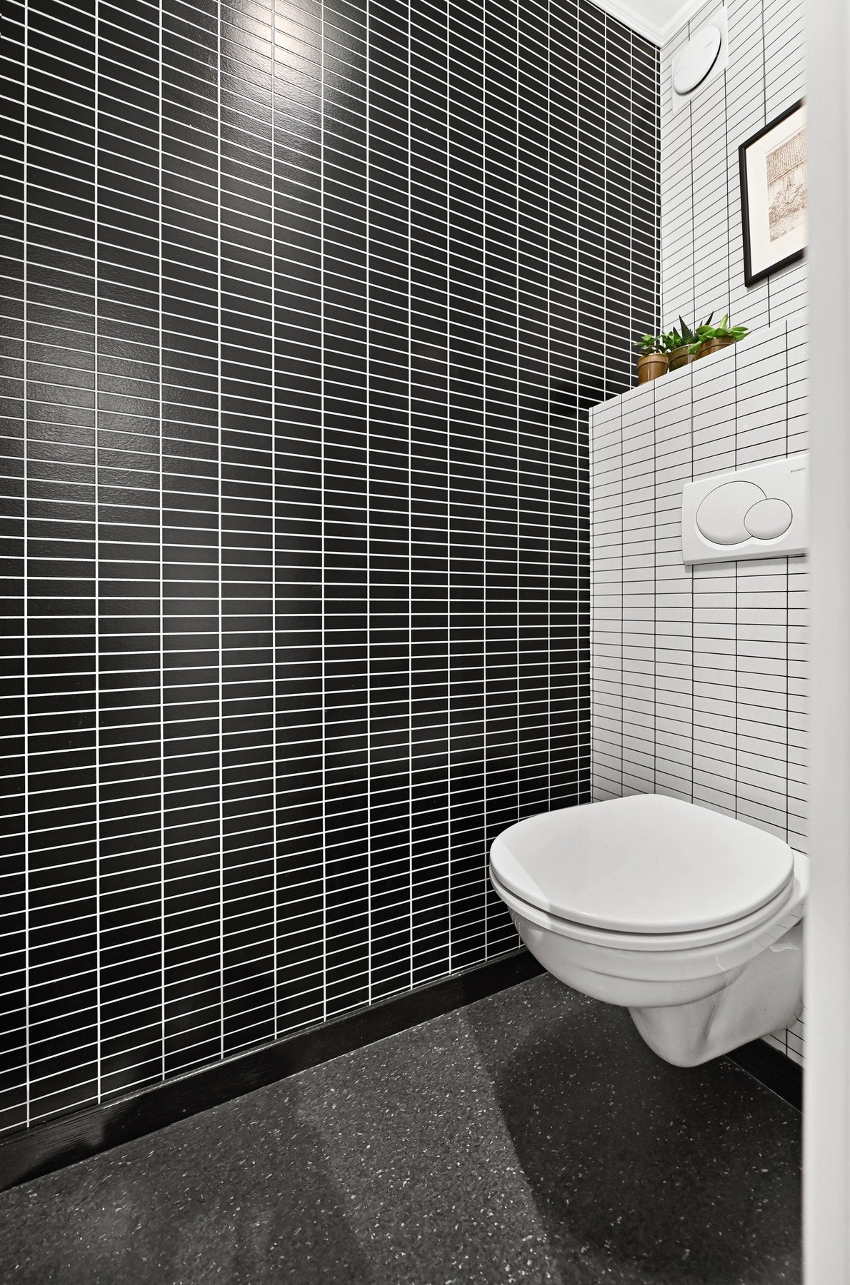 Toalettrommet er innredet med veggfestet toalett. Galleribilde