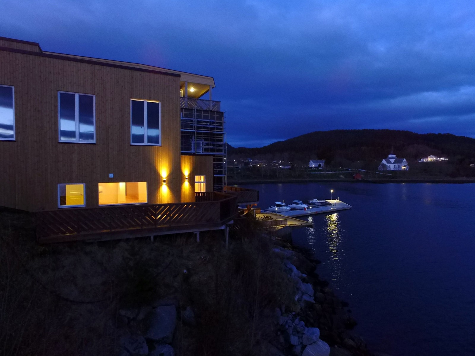 Skumring ved sjøen Galleribilde