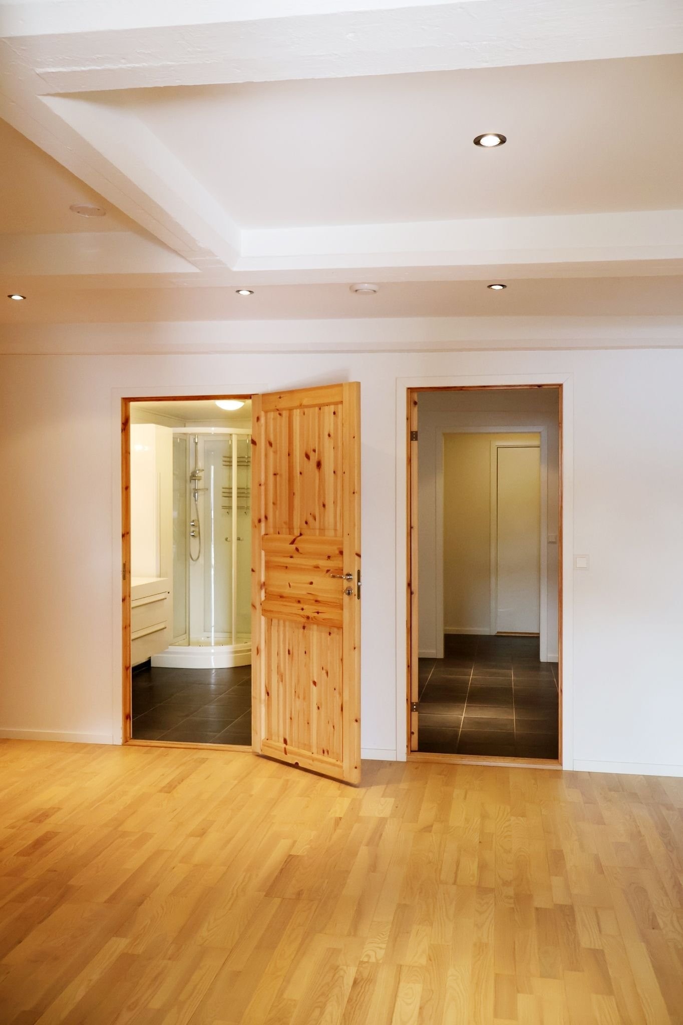 Romslig møblerbar gang sentralt i boligen Galleribilde