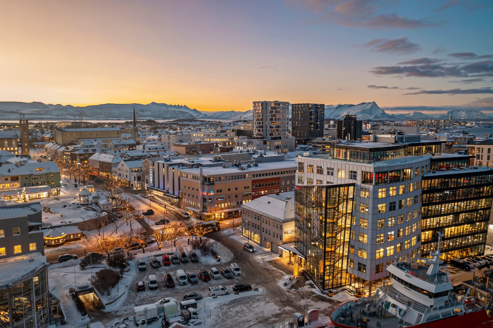 Leiligheten ligger i umiddelbar nærhet til sentrumskjernen, med sitt rike servicetilbud rett utenfor døren. Galleribilde