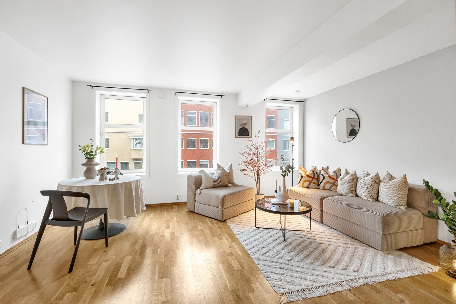 Velkommen til Sjøgata 19 - en supersentral, lys og tiltalende 2-romsleilighet i tredje etasje med heisadkomst. Galleribilde