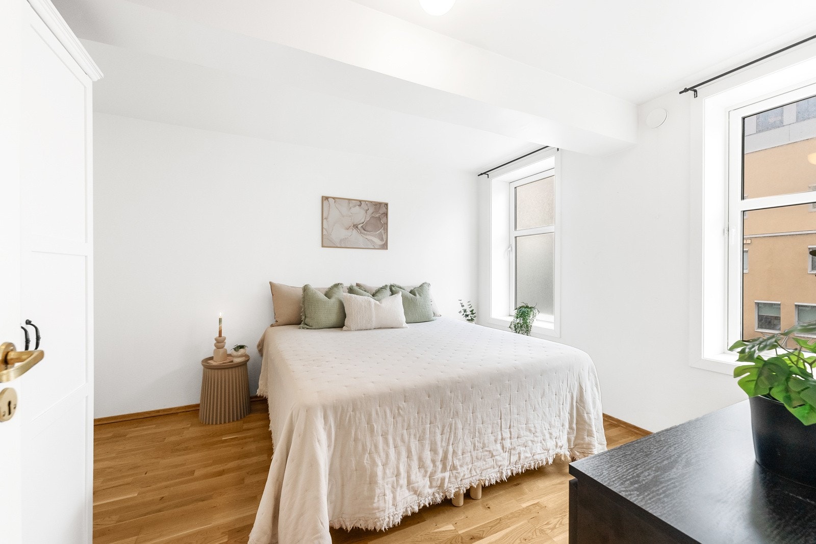 Soverommet er av svært god størrelse på sine 13 kvm, og rommer fint både dobbeltseng, en større garderobeløsning og et skrivebord. Galleribilde