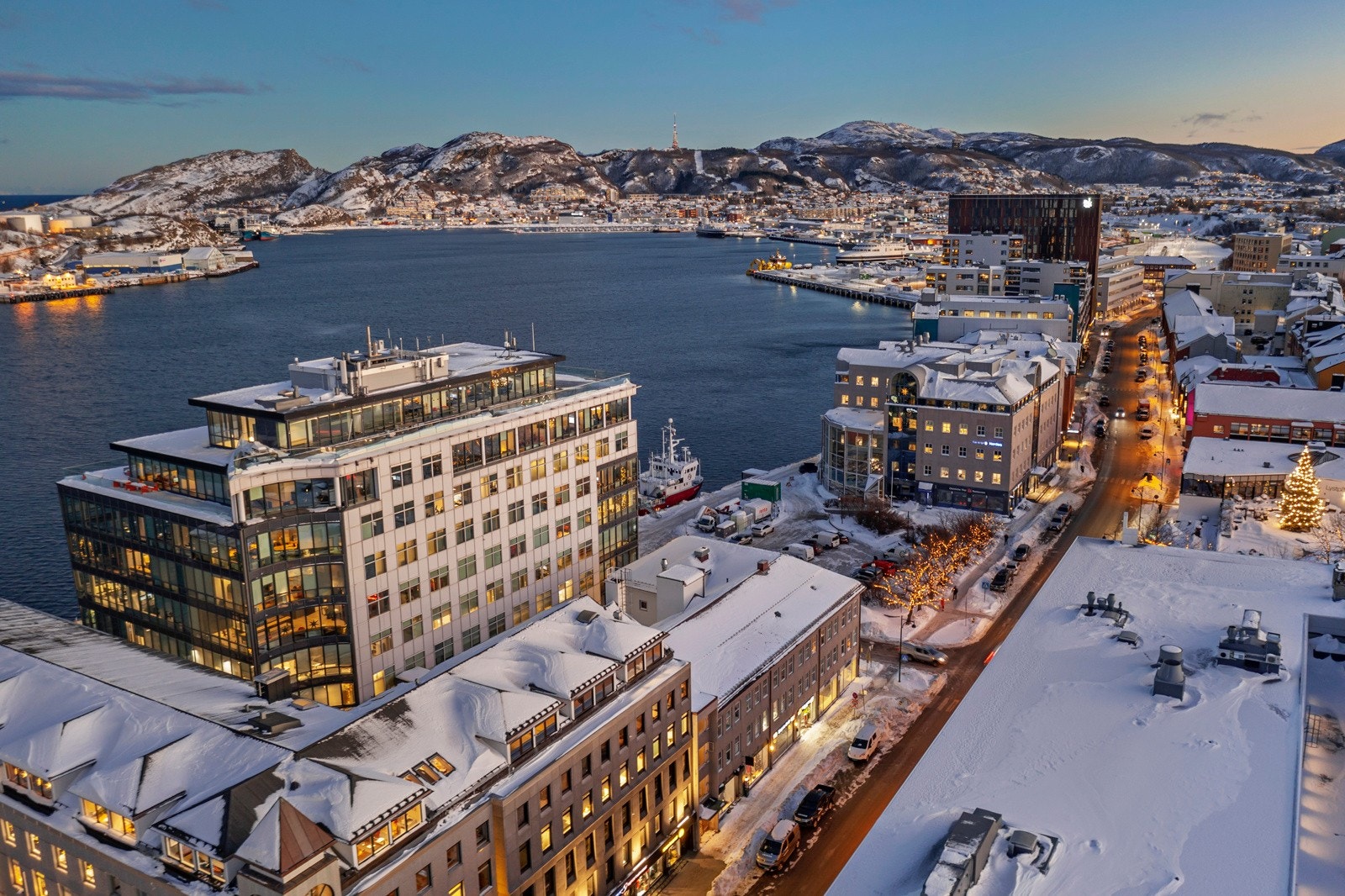 Leiligheten ligger i umiddelbar nærhet til sentrumskjernen, med sitt rike servicetilbud rett utenfor døren. Galleribilde