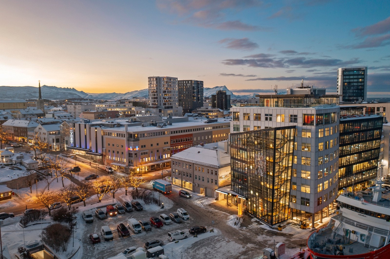 Moloen og flere små, koselige parker er bare en kort spasertur unna, samtidig som det ikke er langt til Bodømarka med alle mulighetene som ligger der. Galleribilde