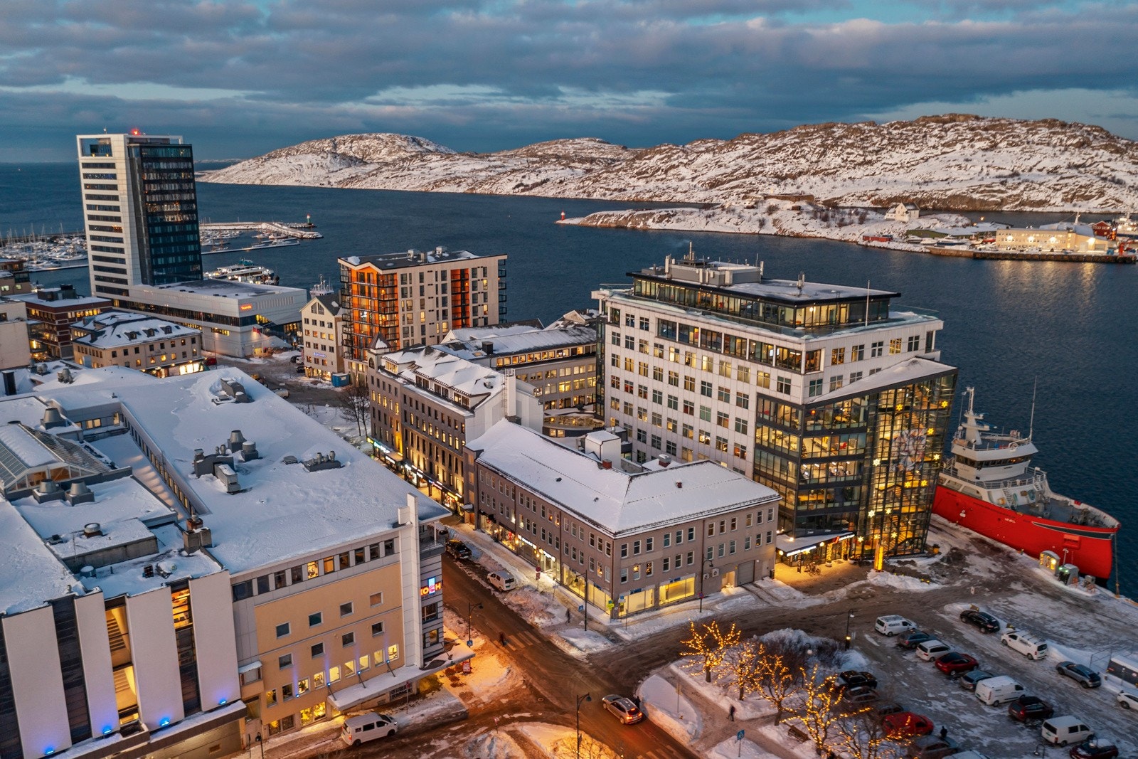 Leiligheten ligger i umiddelbar nærhet til sentrumskjernen, med sitt rike servicetilbud rett utenfor døren. Galleribilde