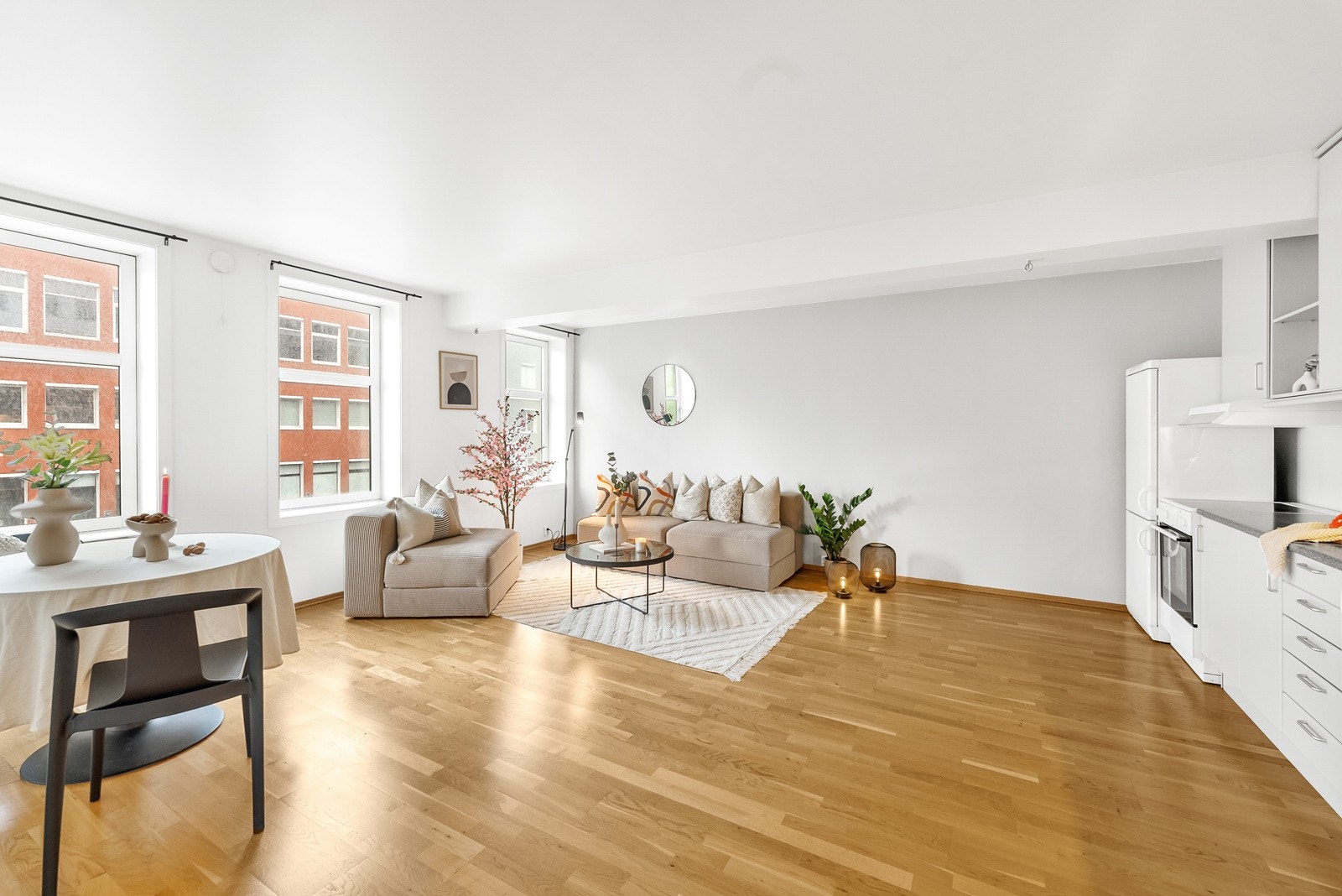 Rommet gir rikelig med møbleringsmuligheter, og deler av stuen ble sist oppmalt i 2023. Galleribilde