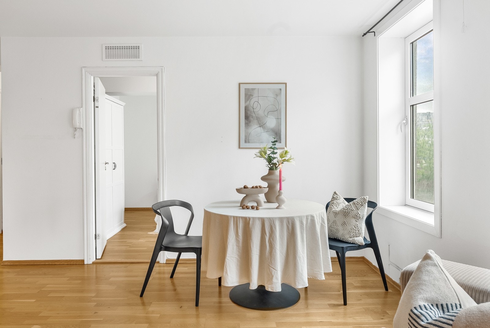 Stuen rommer også fint et spisestuemøblement. Galleribilde