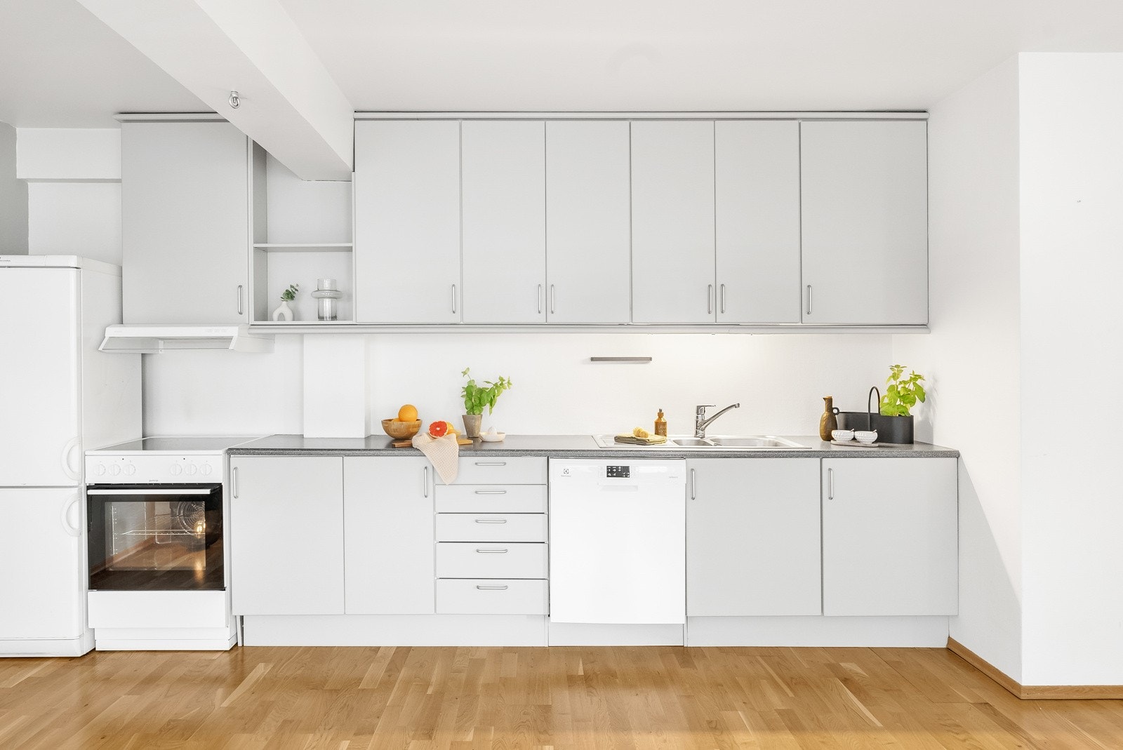 Kjøkkeninnredningen er oppgradert etter byggeår, og har godt med arbeidsflate og skapplass. Galleribilde