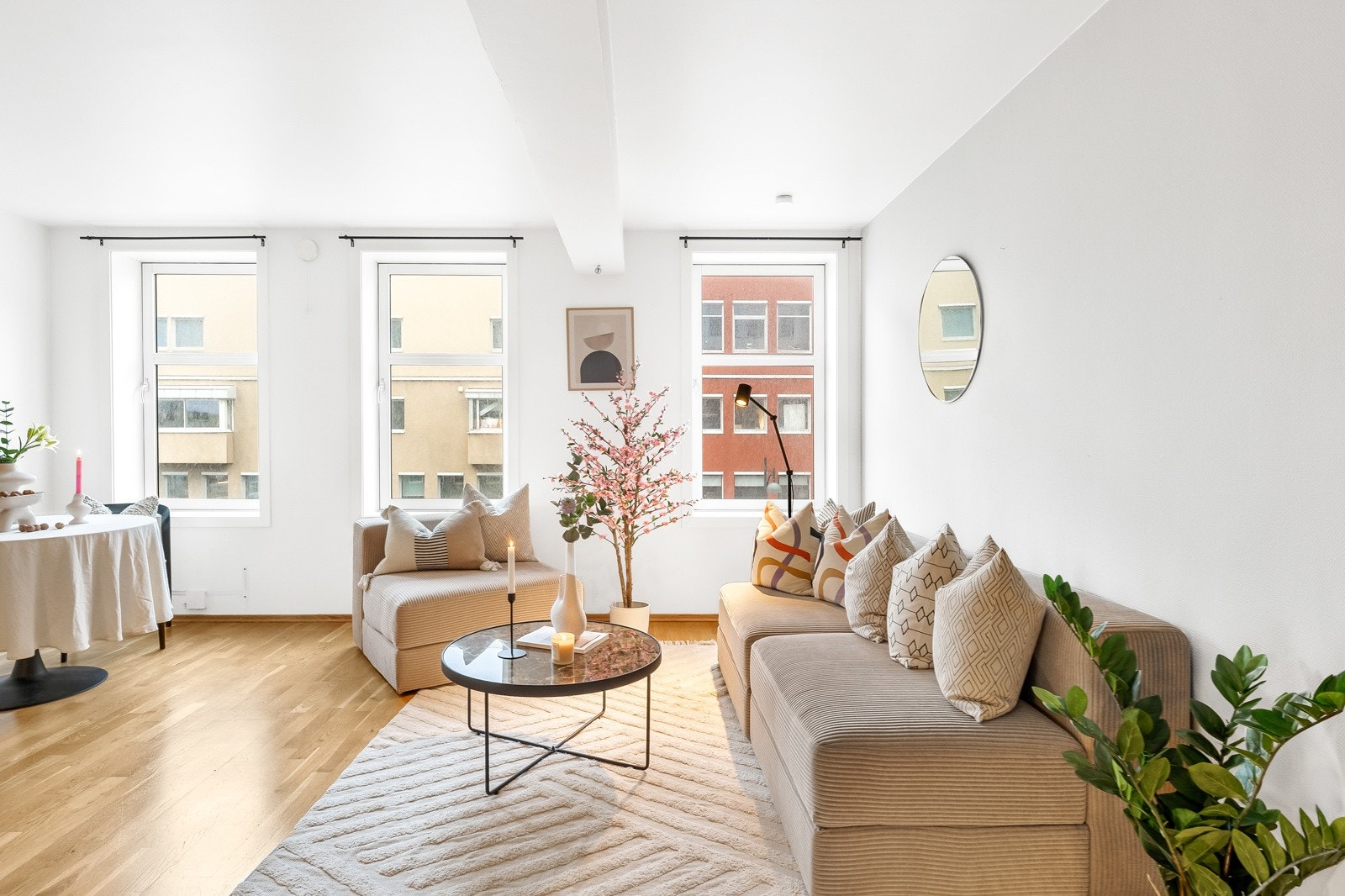 Her har du flere store vindusflater som bader rommet i dagslys, og sammen med den gode takhøyden gir det en luftig atmosfære. Galleribilde