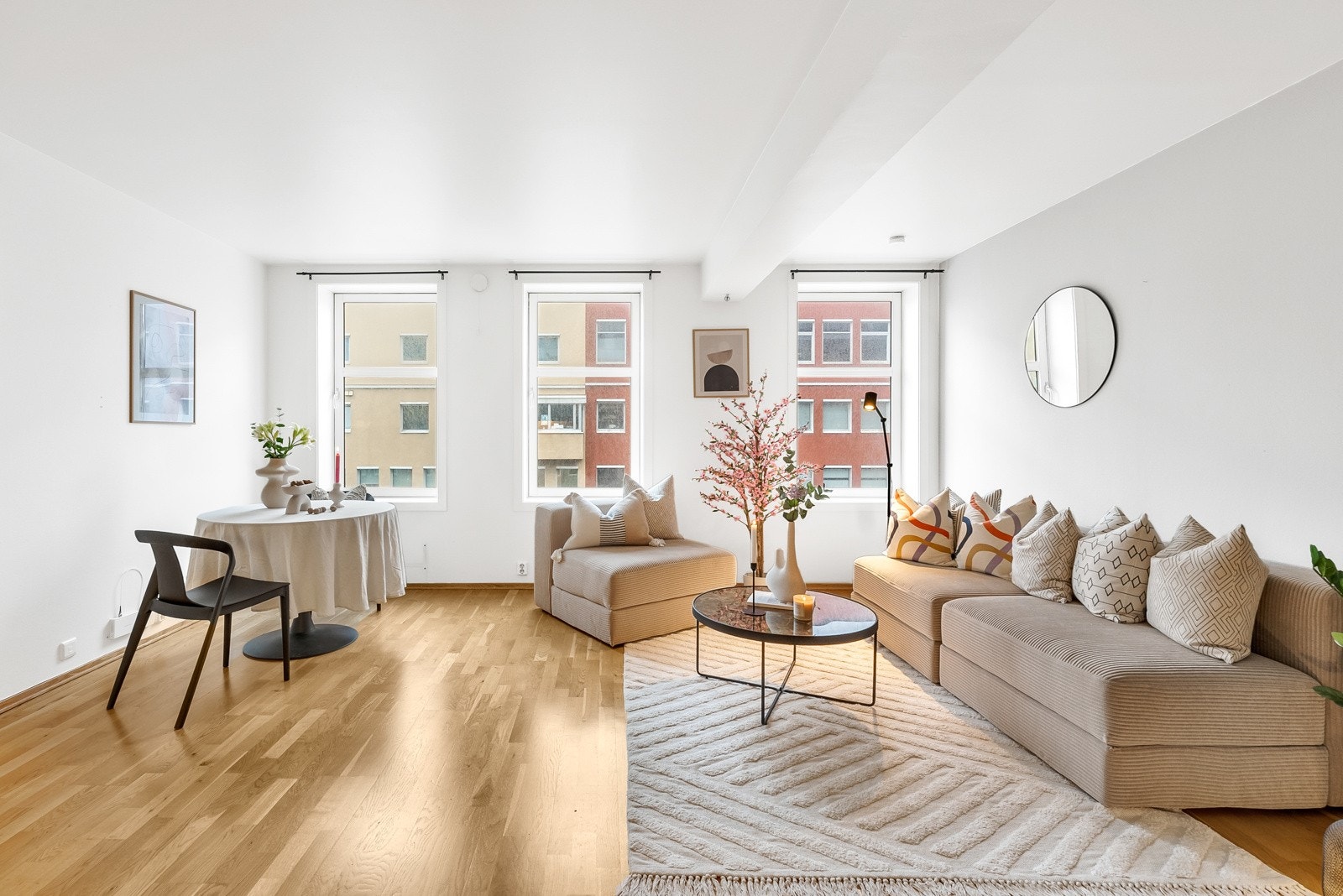 Stuen ligger i åpen løsning med kjøkkenet, og sammen utgjør de et allrom på ca. 27 kvm. Galleribilde