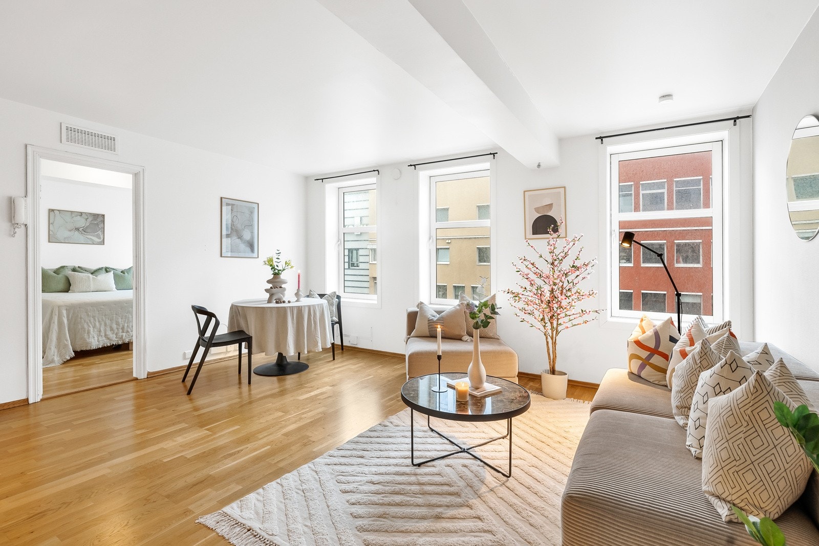 Leiligheten ligger i umiddelbar nærhet til sentrumskjernen, med sitt rike servicetilbud rett utenfor døren. Galleribilde