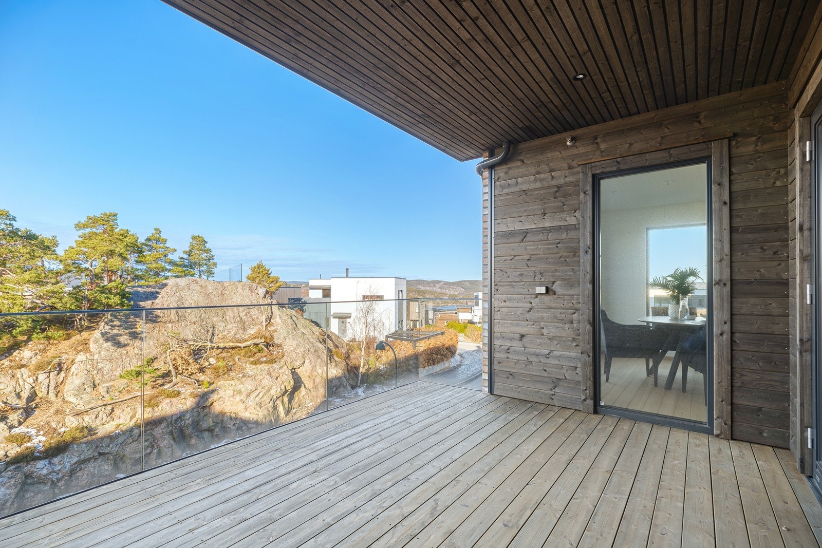 Romslig balkong med plass til sittegruppe. Fungerer som en naturlig forlengelse av stuen når sommerværet er på plass Galleribilde